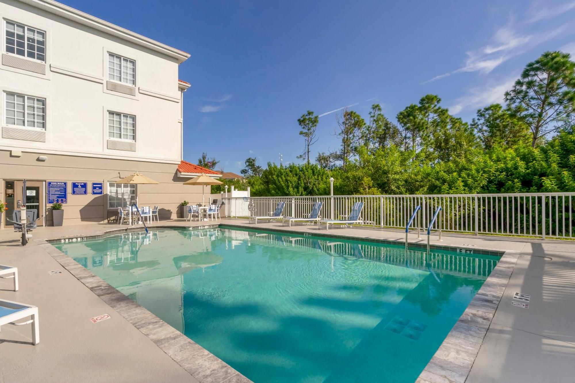 Comfort Inn & Suites Port Charlotte-Punta Gorda Exterior foto